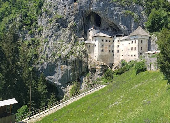 slovenia/upper-carniola/landmark/predjama-castle