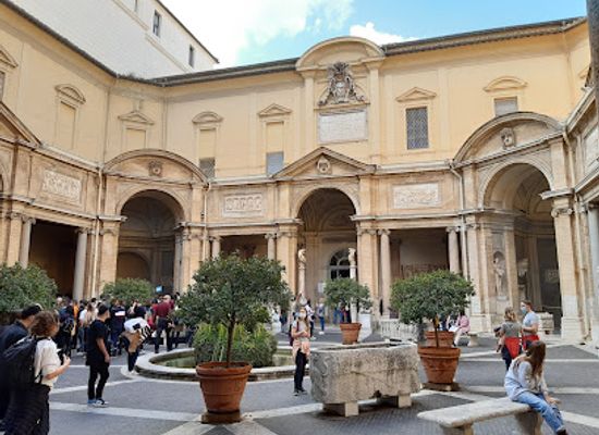vatican-city/vatican-museums/landmark/octagonal-courtyard