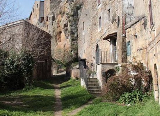 italy/lazio/landmark/calcata-vecchia