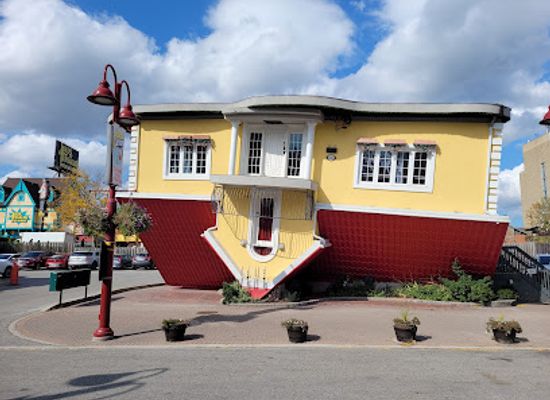 canada/niagara-falls/clifton-hill/landmark/upside-down-house