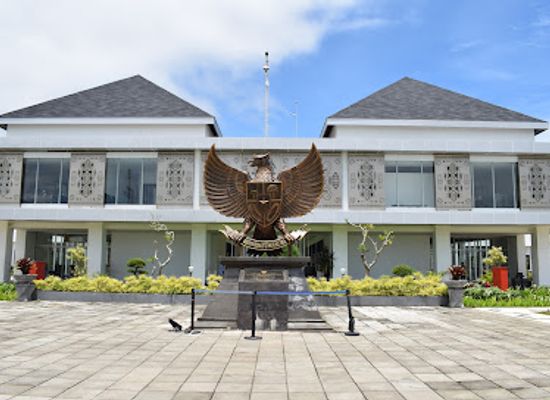 indonesia/papua/landmark/border-post-ri-skouw-papua-new-guinea