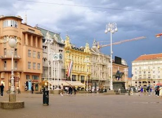 croatia/zagreb/landmark/trg-bana-josipa-jelacica
