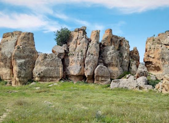 jordan/burial-mounds/landmark/hesban-rocks