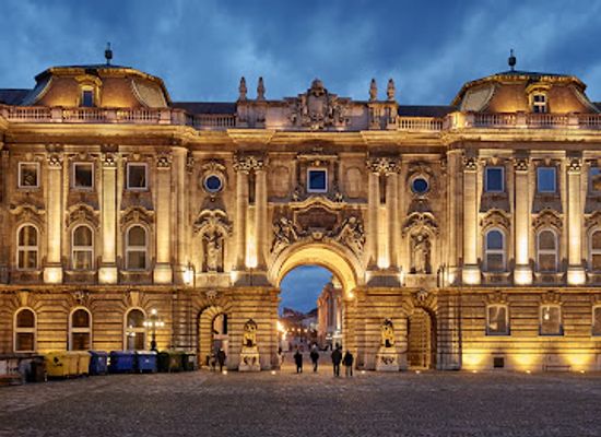 hungary/budapest/landmark/lion-courtyard