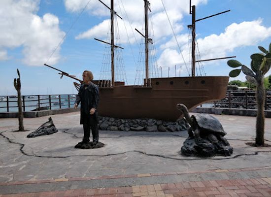 ecuador/puerto-baquerizo-moreno/landmark/charles-darwin-statue