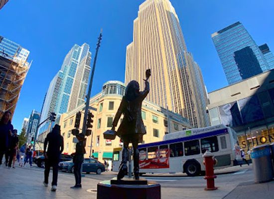 minnesota/minneapolis/downtown-minneapolis/landmark/mary-tyler-moore-statue