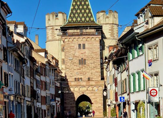 switzerland/basel/landmark/basilia-schild-mit-basilsik-bei-der-feuerwehr-basel-stadt