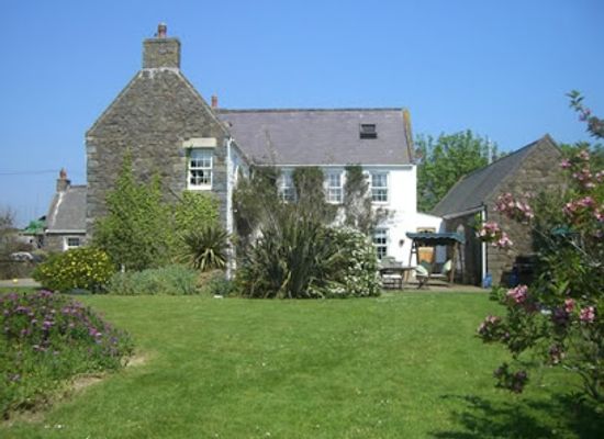 guernsey/brecqhou/landmark/clos-de-vaul-creux-guest-house-garden-restaurant