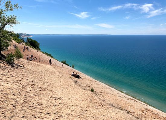 michigan/sleeping-bear-dunes-national-lakeshore/landmark/sleeping-bear-dunes-overlook