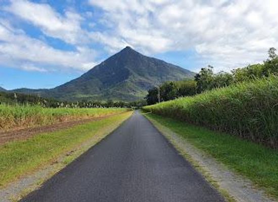 australia/cairns/landmark/walshs-pyramid