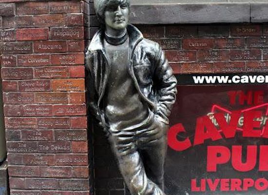 united-kingdom/lancashire/landmark/john-lennon-statue-mathew-street