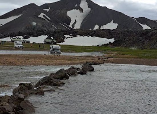 iceland/landmannalaugar/landmark/landmannalaugar-roadside-parking