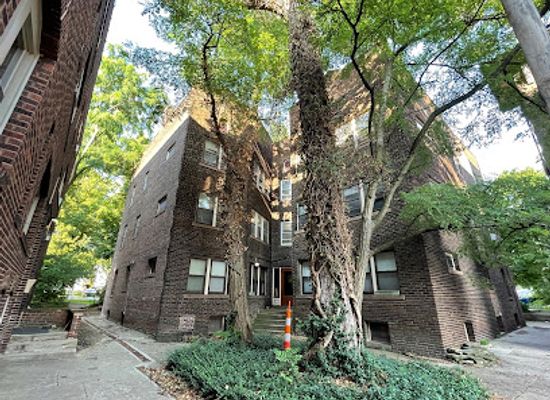 ohio/cleveland/university-circle/landmark/hessler-court-cleveland-s-wood-paved-street