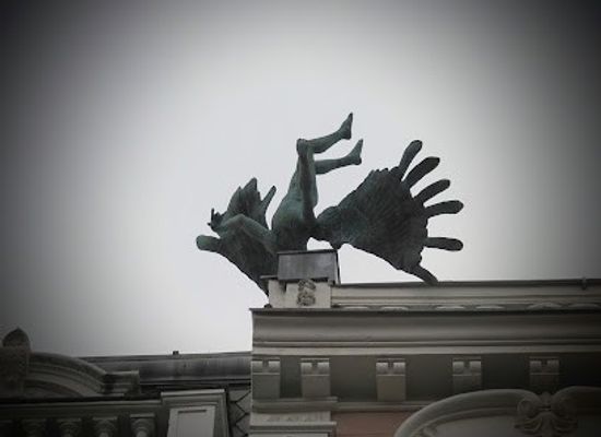 spain/madrid/landmark/air-crash-sculpture