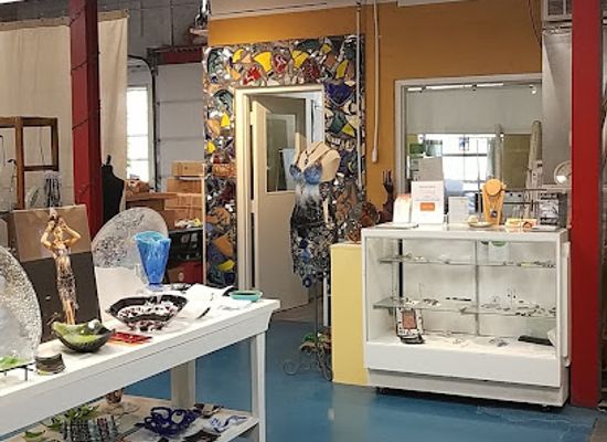 virginia/charlottesville/landmark/the-glass-palette-interactive-glass-art-studio