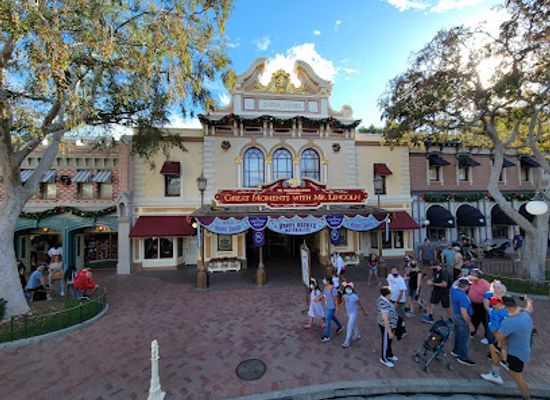 california/anaheim/downtown-disney-district/landmark/the-disneyland-story-presenting-great-moments-with-mr-lincoln