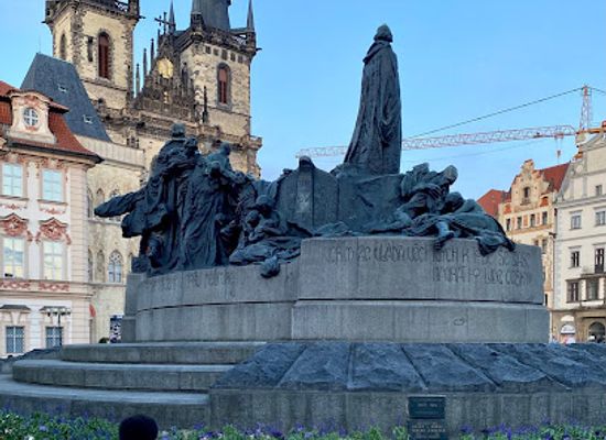 czechia/prague/old-town/landmark/memorial-plaque-to-the-victims-of-the-1945-prague-uprising