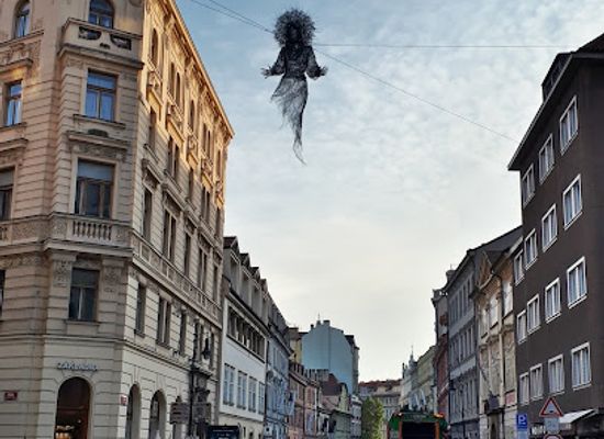 czechia/prague/old-town/landmark/vinok-sculpture-ukraine-mothers