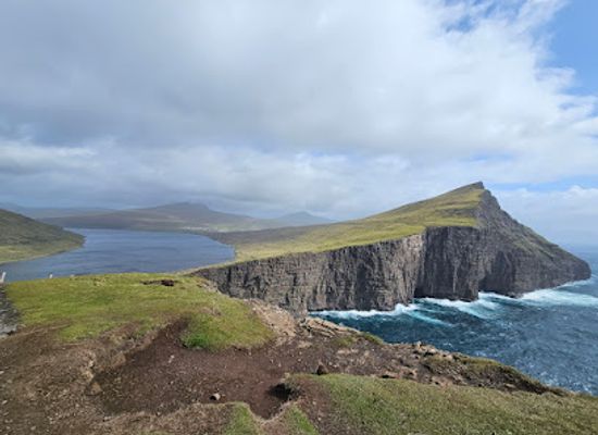 faroe-islands/strendur/landmark/slave-cliff-lake-above-the-ocean