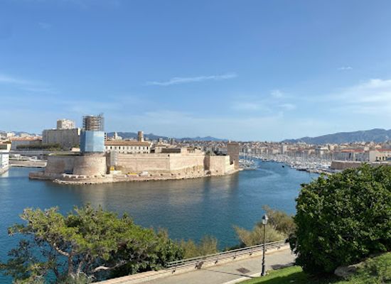 france/marseille/la-corniche/landmark/monument-aux-heros-et-victimes-de-la-mer