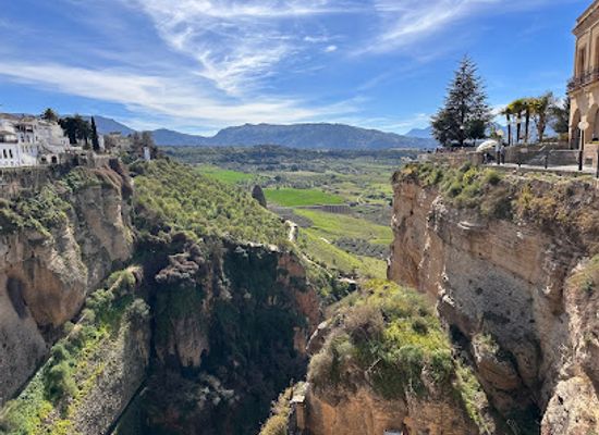 spain/ronda/landmark/ernest-hemingway-ronda-sculpture