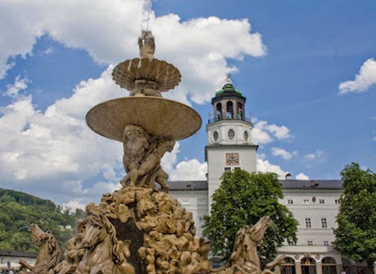 austria/upper-austria/landmark/residenzbrunnen