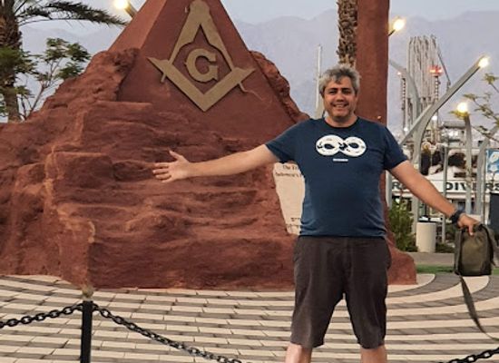 israel/eilat/landmark/ha-bonim-ha-khofshiyim-square
