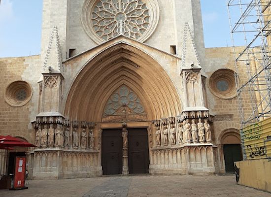 spain/tarragona/landmark/placa-de-les-cols