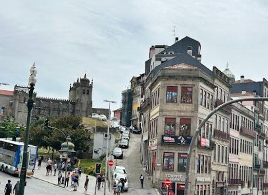 portugal/minho/landmark/praca-almeida-garrett-porto