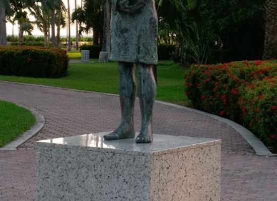 aruba/paradera/landmark/anne-frank-statue
