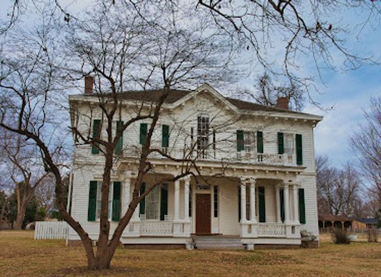 missouri/great-plains/landmark/hunter-dawson-state-historic-site