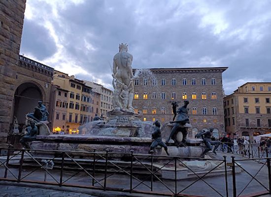 italy/tuscany/landmark/loggia-dei-lanzi