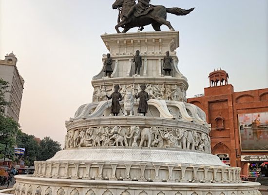 india/punjab/landmark/statue-of-maharaja-ranjit-singh