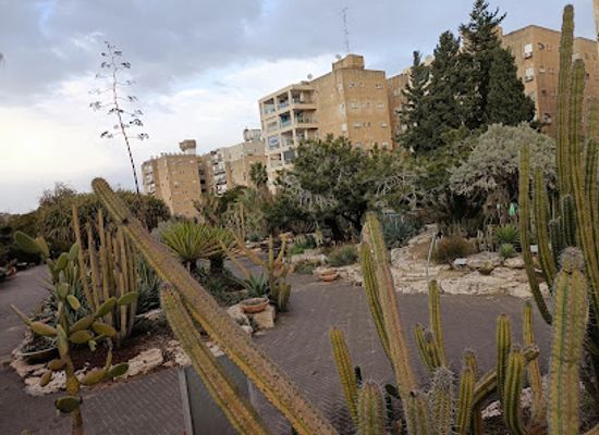 israel/holon/landmark/hakaktusim-garden