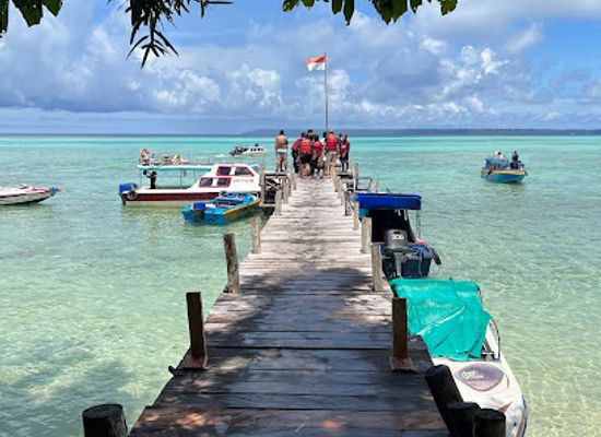 indonesia/pulau-derawan/landmark/dermaga-goa-halo-tabung