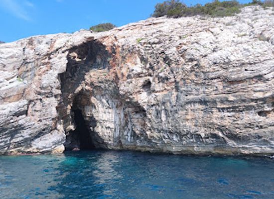croatia/lika/landmark/golubinka-sea-cave