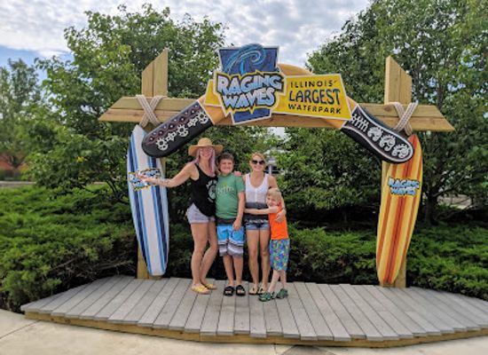 illinois/fox-valley/landmark/raging-waves-waterpark