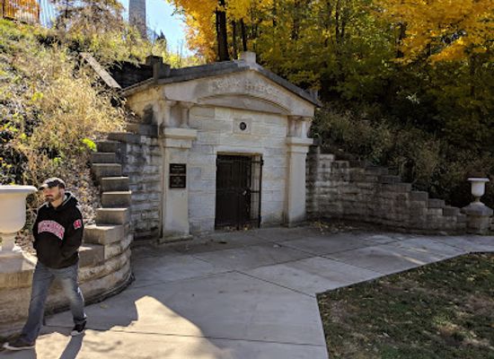 illinois/corn-belt/landmark/first-resting-place-of-abraham-lincoln