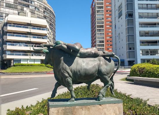 uruguay/east-coast/landmark/bronze-bull-naked-woman