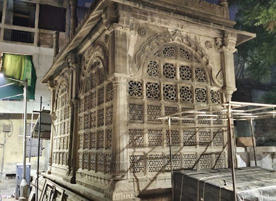 india/ahmedabad/landmark/badshah-s-hajira-ahmedabad