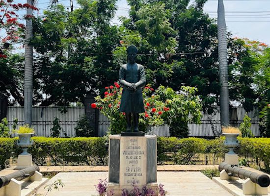 india/hyderabad/landmark/statue-of-salar-jung-iii