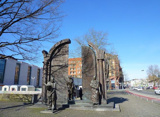germany/hannover/vahrenwald/landmark/gottingen-seven-monument