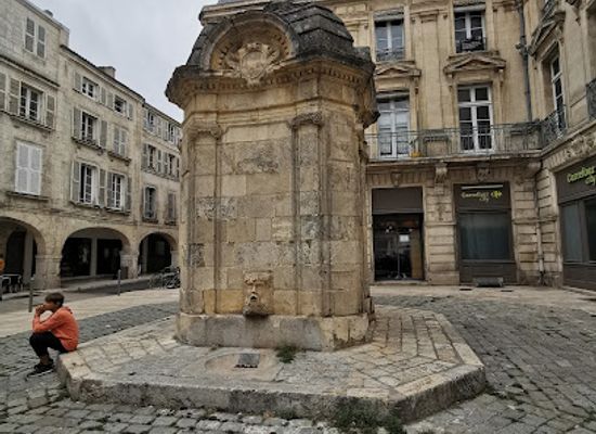 france/la-rochelle/landmark/fontaine-du-pilori