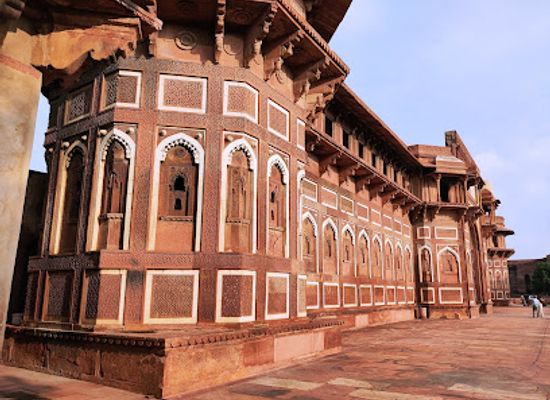 india/agra/sadar-bazaar/landmark/jahangir-palace