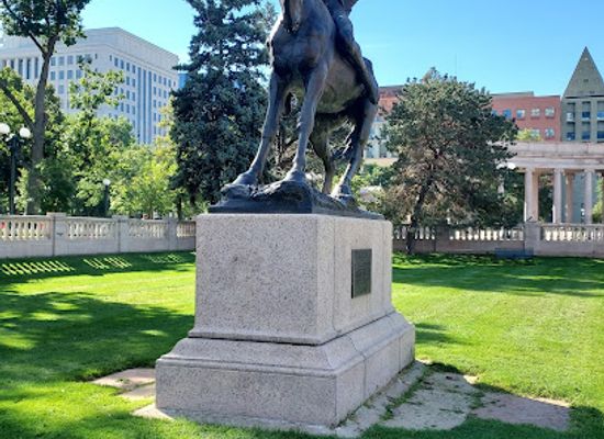 colorado/denver/downtown-denver/landmark/statue-on-the-trail