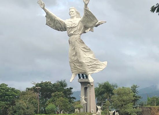 indonesia/north-sulawesi/landmark/yesus-memberkati-statue