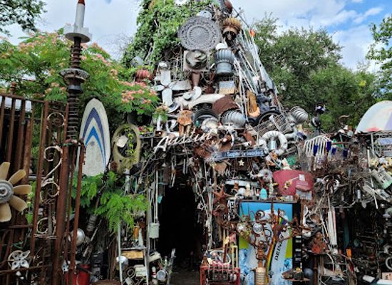 texas/austin/the-domain/landmark/cathedral-of-junk