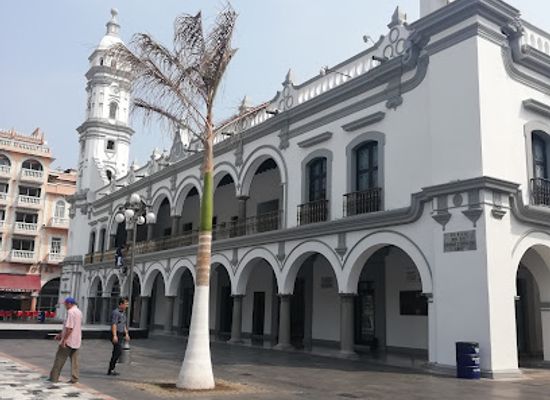 mexico/veracruz/zona-dorada/landmark/conjunto-escultorico-del-centenario-de-la-construccion-del-puerto-de-veracruz