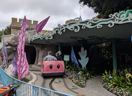 california/anaheim/landmark/alice-in-wonderland