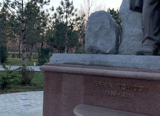uzbekistan/tashkent/chilanzar/landmark/erkin-vohidov-monument